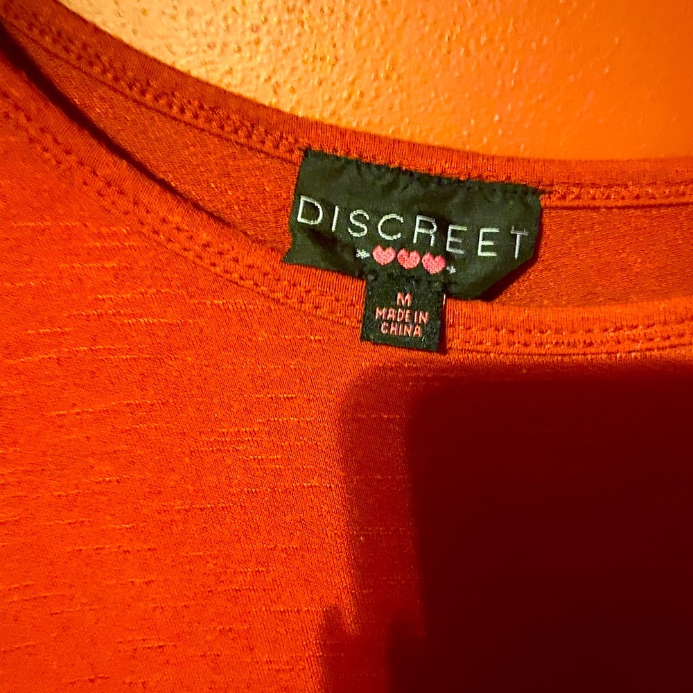 Small simple red dress Brand discreet